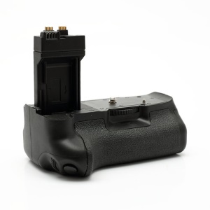 BG-E8 Battery Grip Pack for Canon EOS 550D (Retail Package)