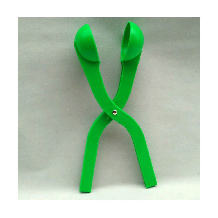 Kids Plastic Snowball Maker Clip Sand Mold Tool Snowball Fight Maker Tool - Green-1