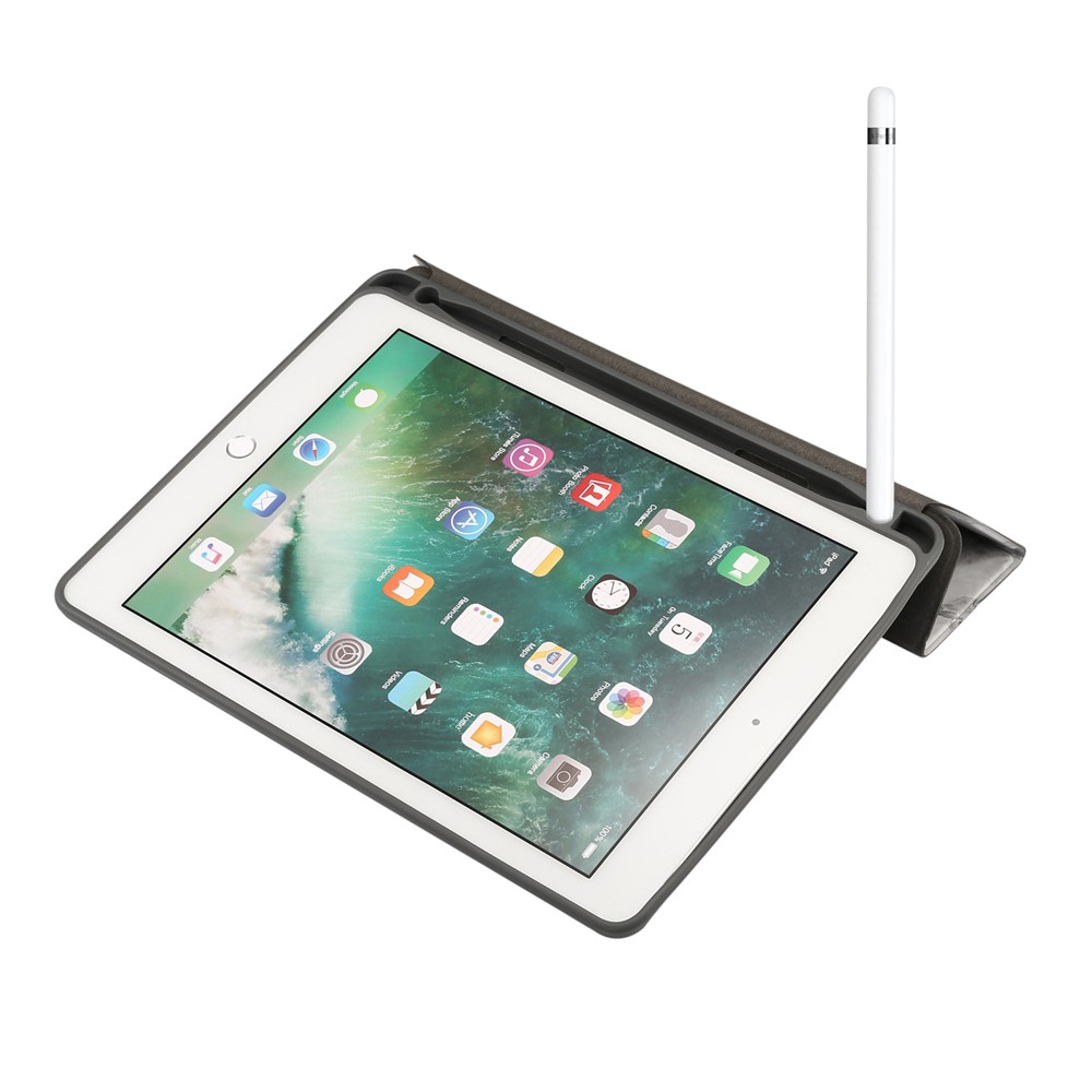 Marbólio Pattral Tri-fold Stand Smart Folio PU Chaeat ​​caso Com Pen Slot Para Ipad 9.7 Polegadas (2018) /(2017) /(2016) / Air 2 / ar - Preto