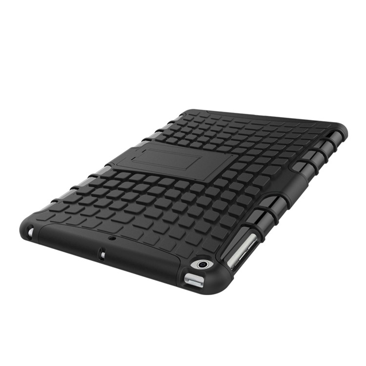 Para IPad 9.7 (2018) / 9.7 (2017) Patrón De Neumático Antideslizante Patiness Stand PC TPU Hybrid Tablet Funda - Negro