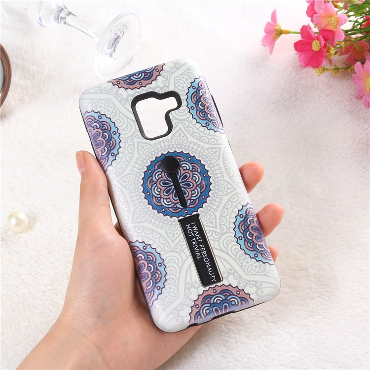

Embossment Ethnic Style Pattern TPU + PC Hybrid Phone Casing with Kickstand for Samsung Galaxy A8 (2018) - Blue and White Flower