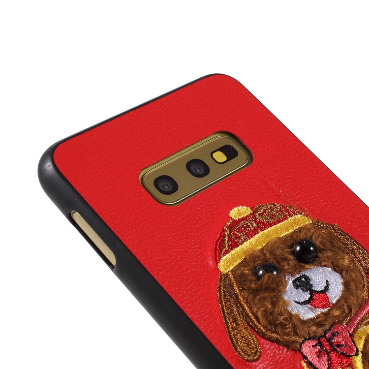 Embroidery Pattern TPU+PU Leather Coated Phone Case for Samsung Galaxy S10e - Red/Dog Wearing Hat-3