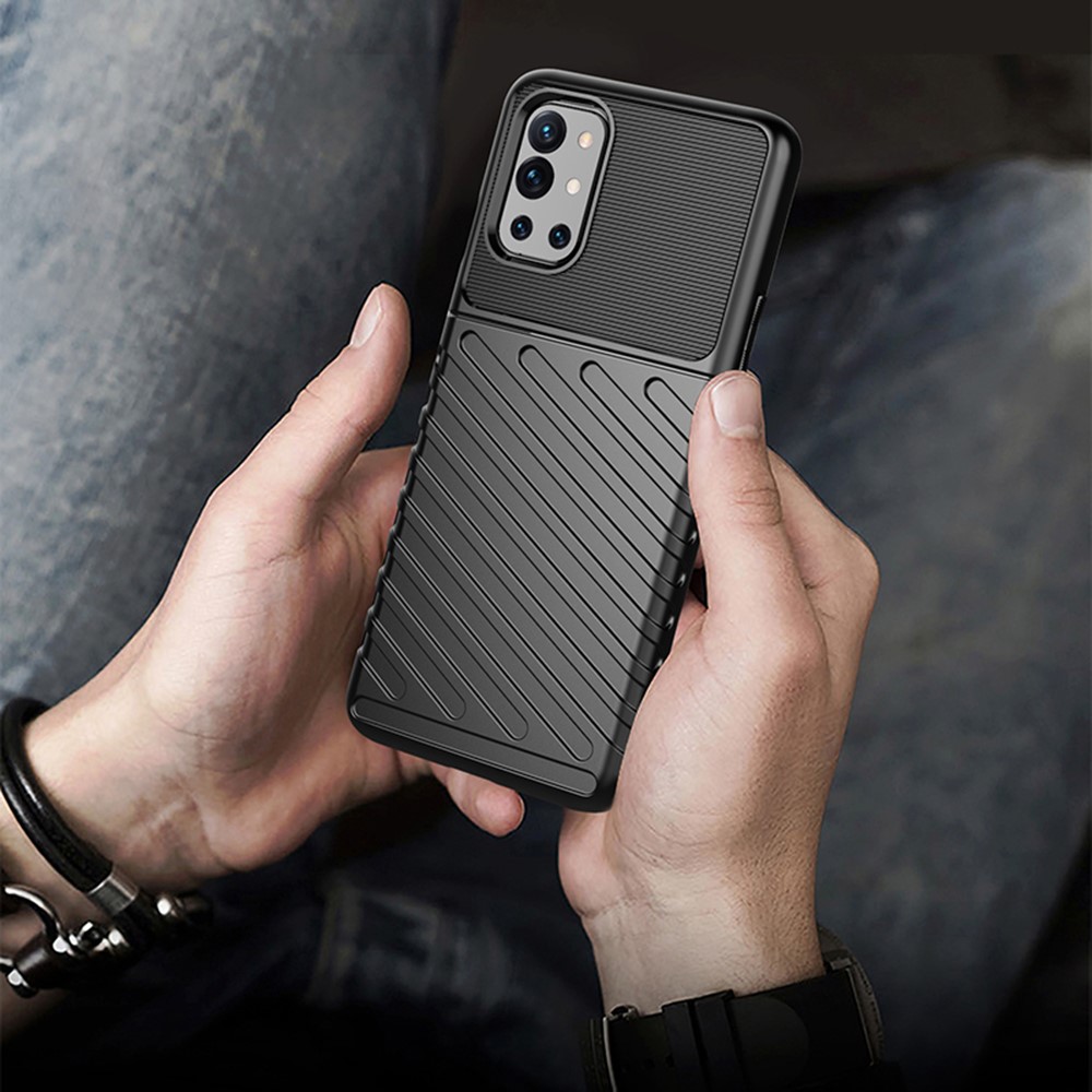 Base TPU de Textura de la Serie Thunder Para la Cubierta de Teléfono Móvil Suave de OnePlus 9R - Negro