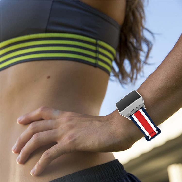 22mm Cinq Strapet De Silicone Doux De Rayures Verticales + Connecteur Pour FITBIT IONIC - Bleu / Blanc / Rouge-6